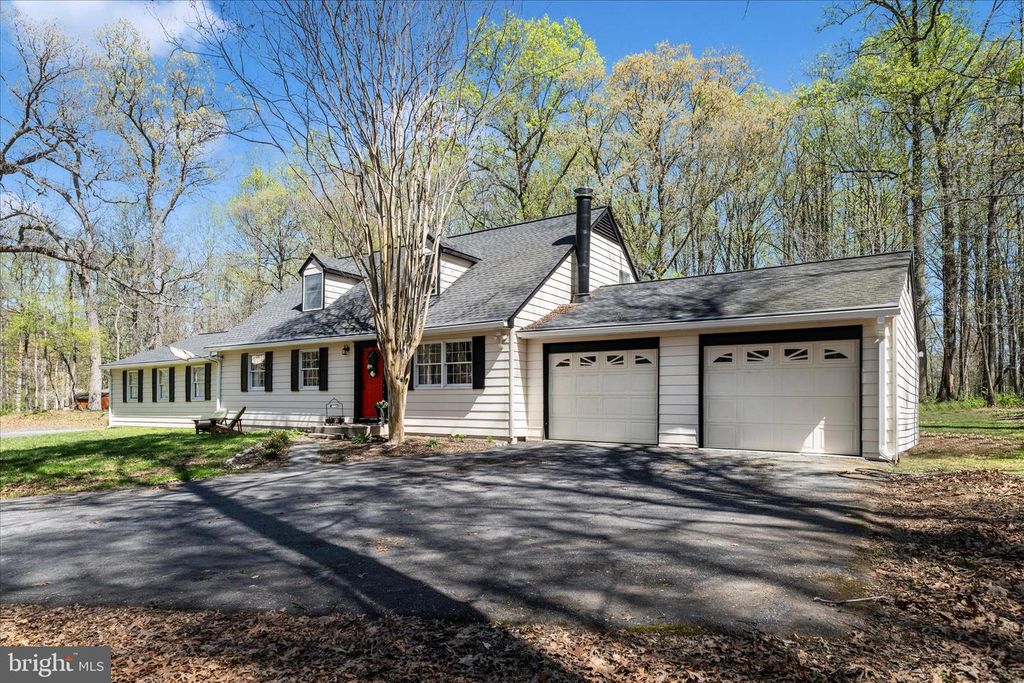 Image 2 of property listing at 15211 AVERY RD, Rockville, MD 20855