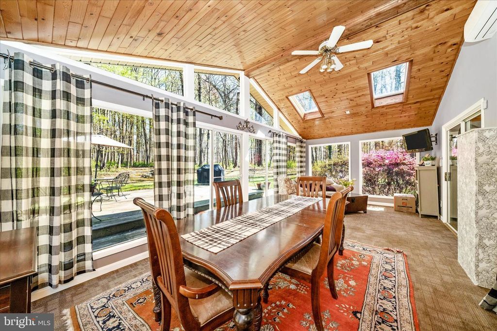 Image 20 of property listing at 15211 AVERY RD, Rockville, MD 20855