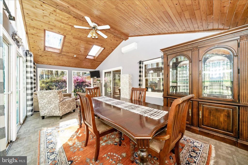 Image 21 of property listing at 15211 AVERY RD, Rockville, MD 20855