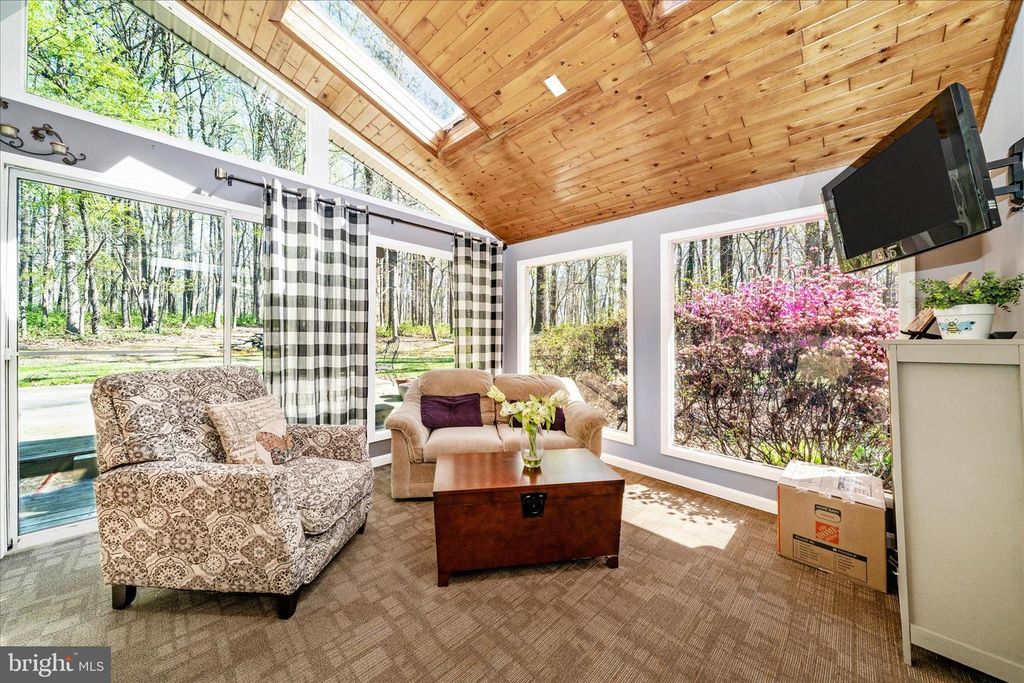 Image 23 of property listing at 15211 AVERY RD, Rockville, MD 20855