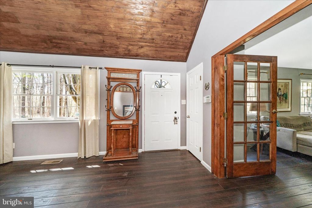 Image 3 of property listing at 15211 AVERY RD, Rockville, MD 20855