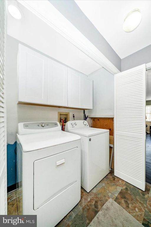 Image 32 of property listing at 15211 AVERY RD, Rockville, MD 20855