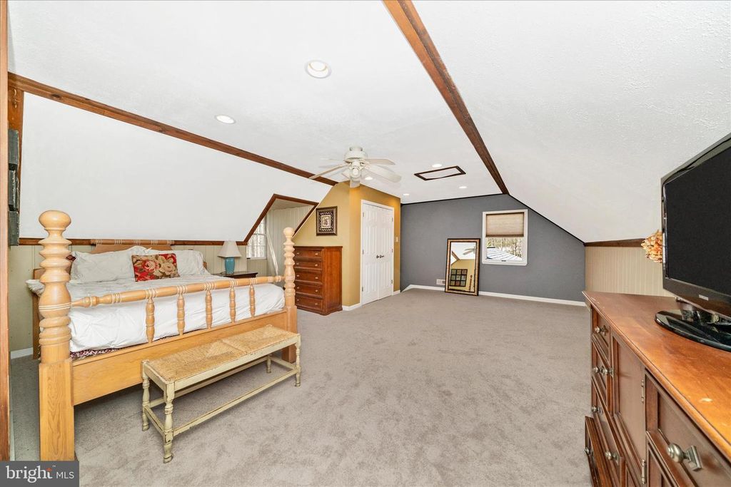 Image 35 of property listing at 15211 AVERY RD, Rockville, MD 20855