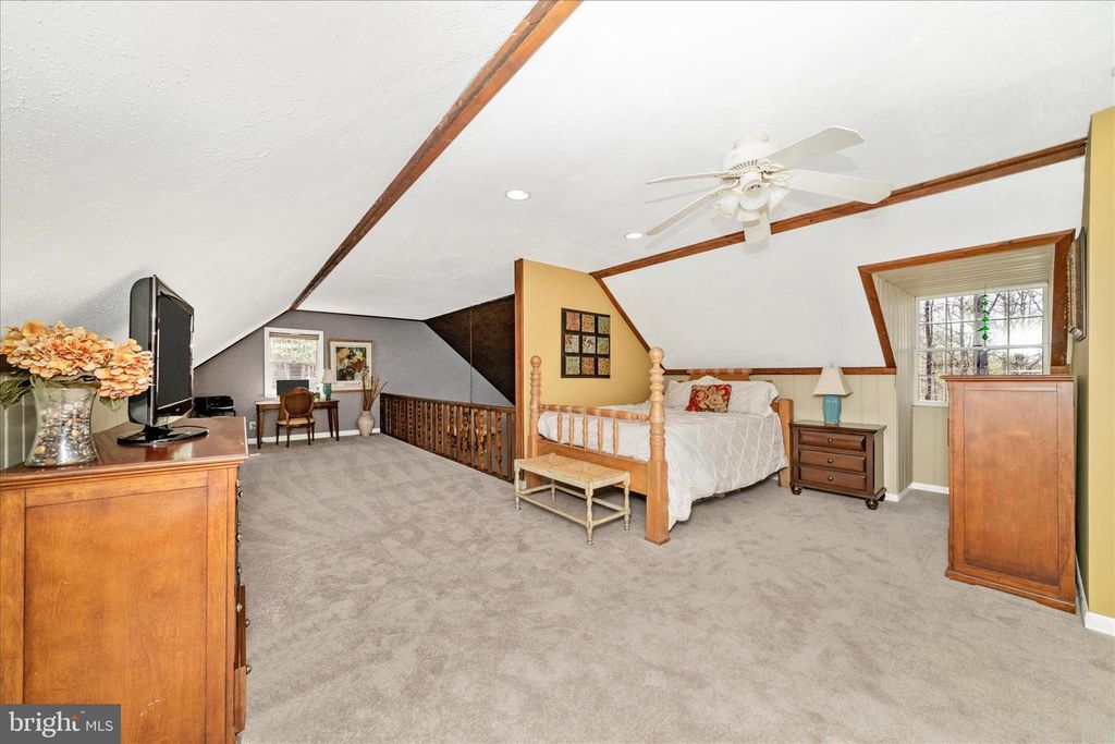 Image 36 of property listing at 15211 AVERY RD, Rockville, MD 20855