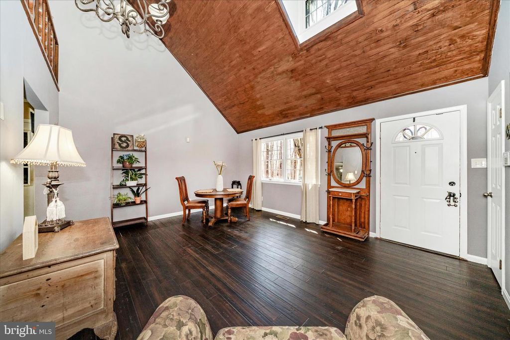 Image 5 of property listing at 15211 AVERY RD, Rockville, MD 20855