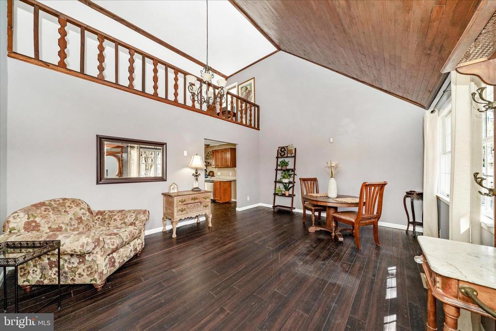 Image 6 of property listing at 15211 AVERY RD, Rockville, MD 20855