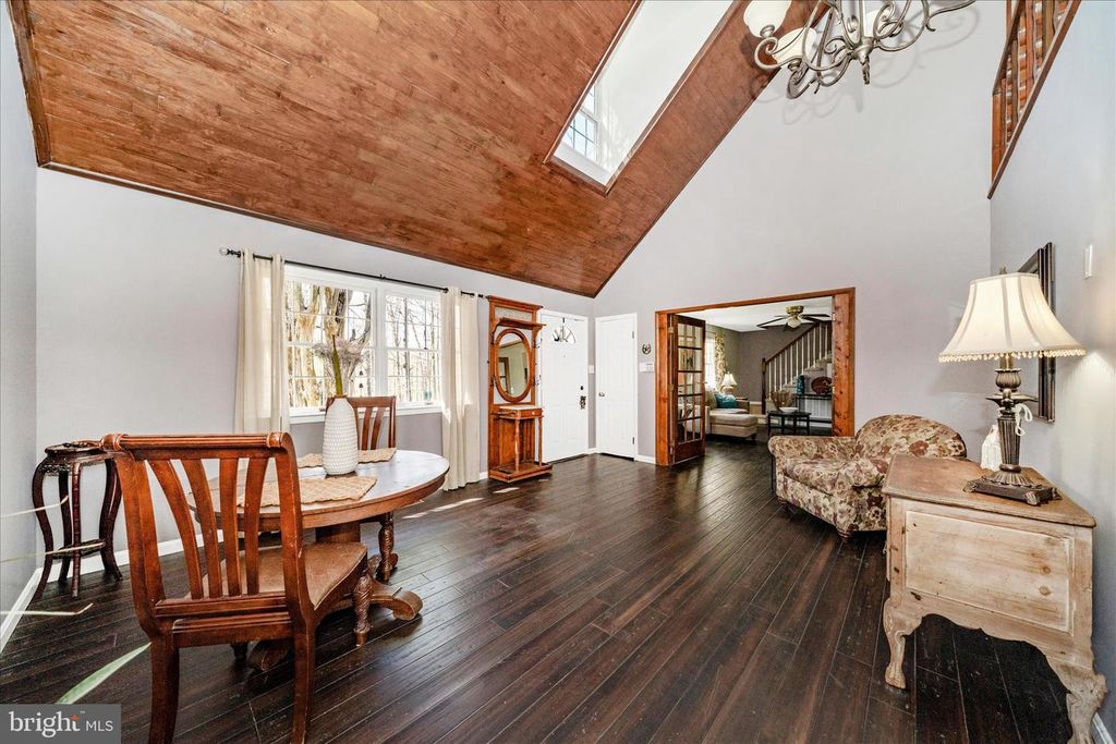 Image 7 of property listing at 15211 AVERY RD, Rockville, MD 20855