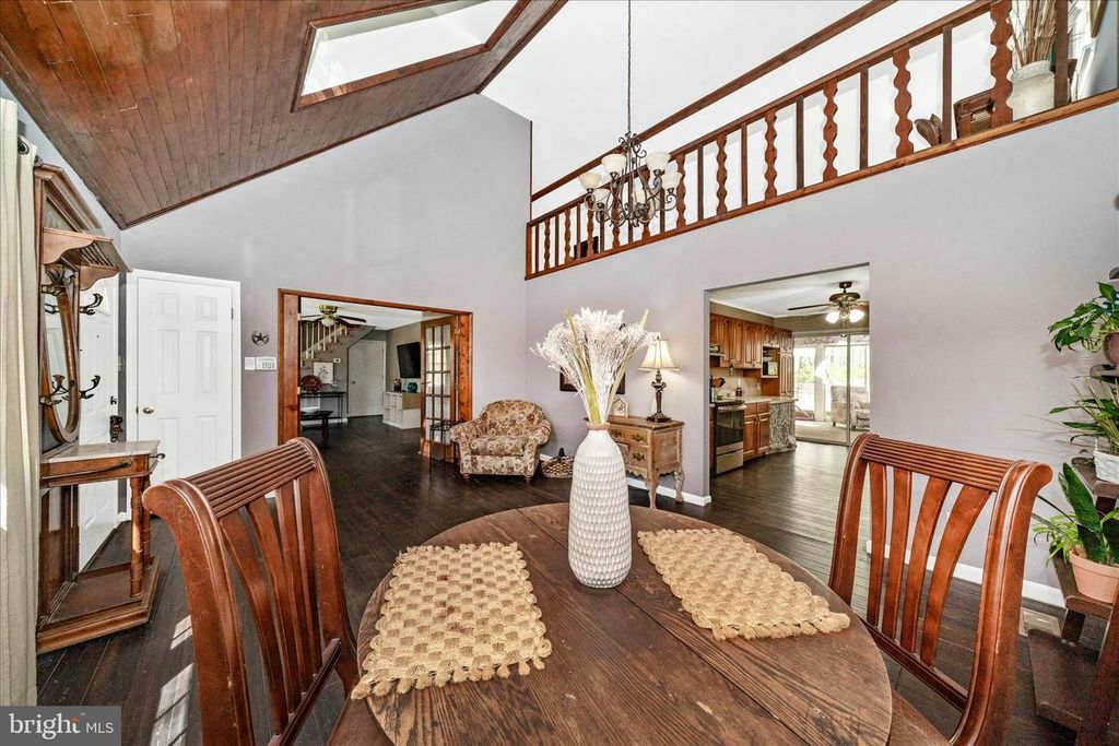 Image 8 of property listing at 15211 AVERY RD, Rockville, MD 20855