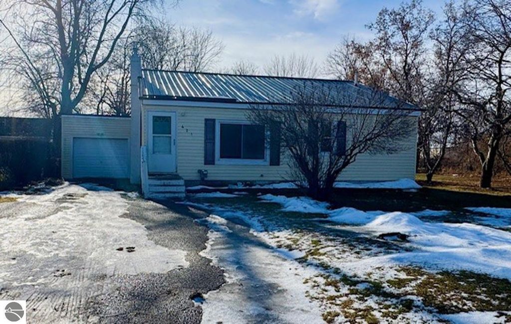 Image 1 of property listing at 421 Brown Street, St Louis, MI 48880