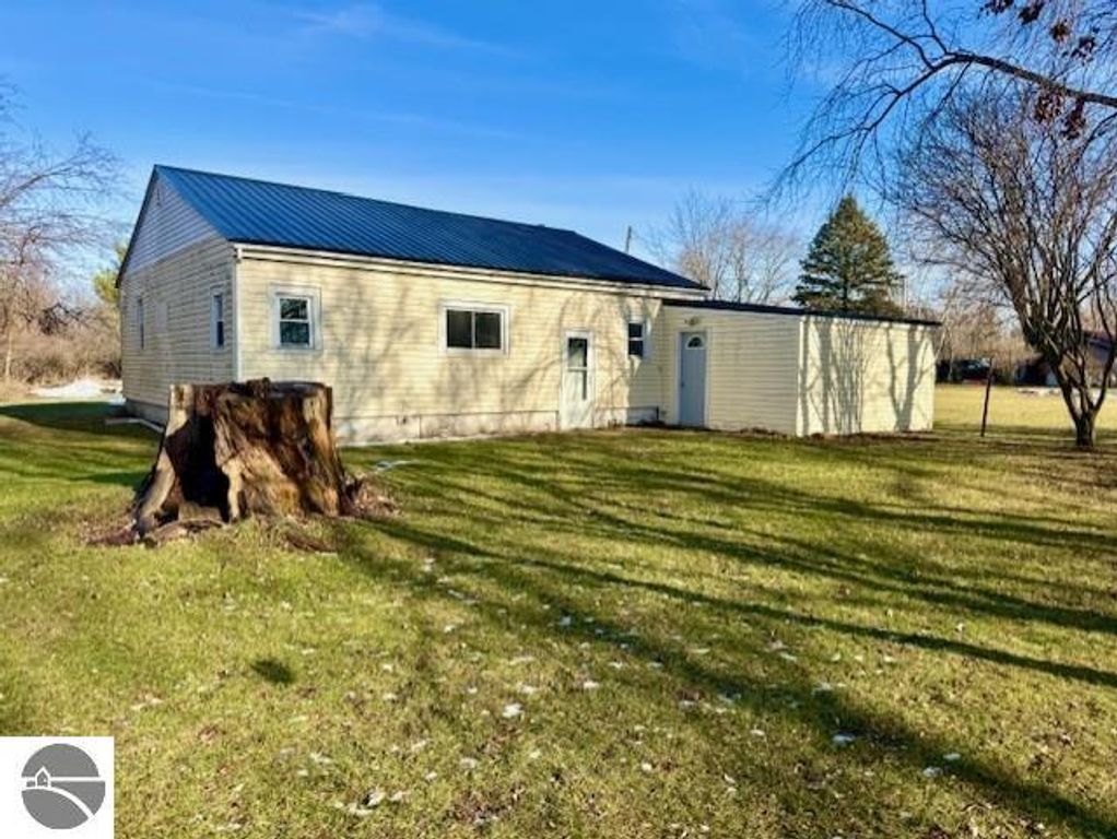 Image 2 of property listing at 421 Brown Street, St Louis, MI 48880