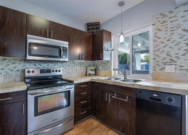 4260 NE 1st Ter, Oakland Park, FL 33334