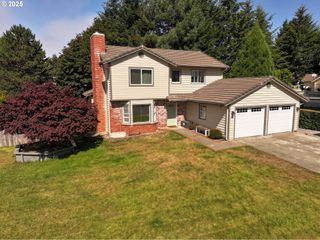 947 3RD St, Brookings, OR 97415