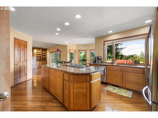 1700 VILLAGE PARK Ln, Lake Oswego, OR 97034