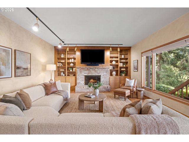 1700 VILLAGE PARK Ln, Lake Oswego, OR 97034