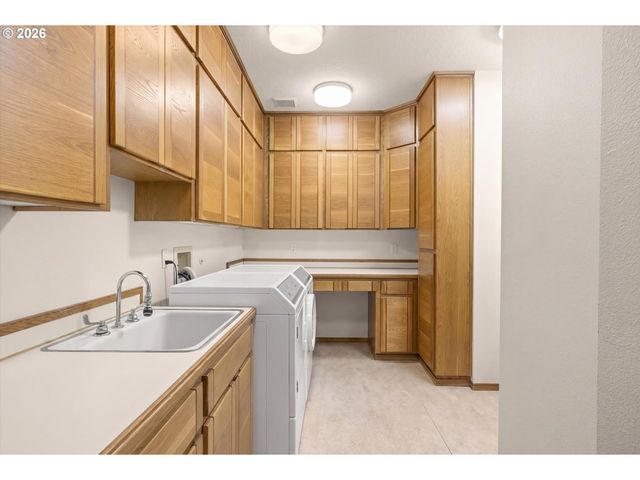 1700 VILLAGE PARK Ln, Lake Oswego, OR 97034