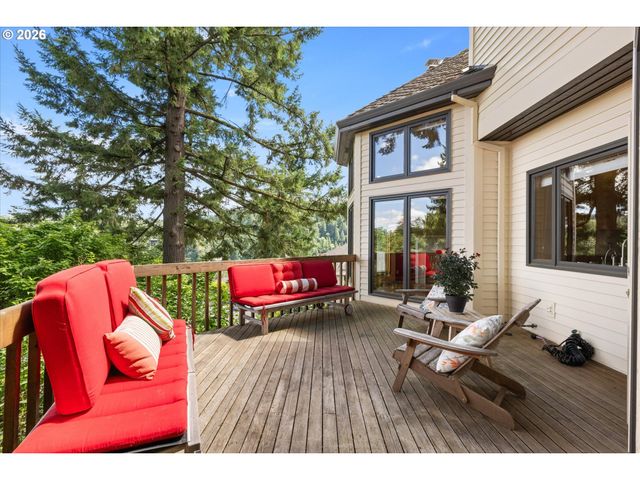 1700 VILLAGE PARK Ln, Lake Oswego, OR 97034
