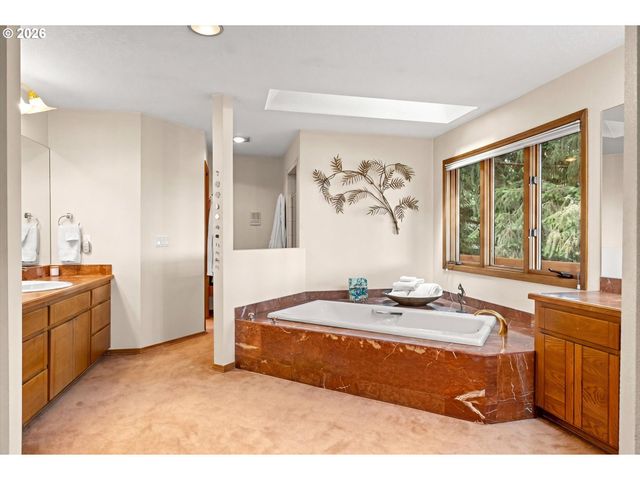 1700 VILLAGE PARK Ln, Lake Oswego, OR 97034