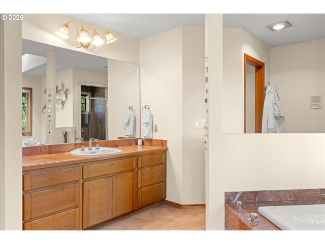 1700 VILLAGE PARK Ln, Lake Oswego, OR 97034
