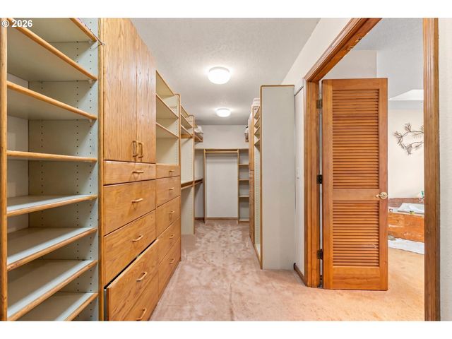 1700 VILLAGE PARK Ln, Lake Oswego, OR 97034