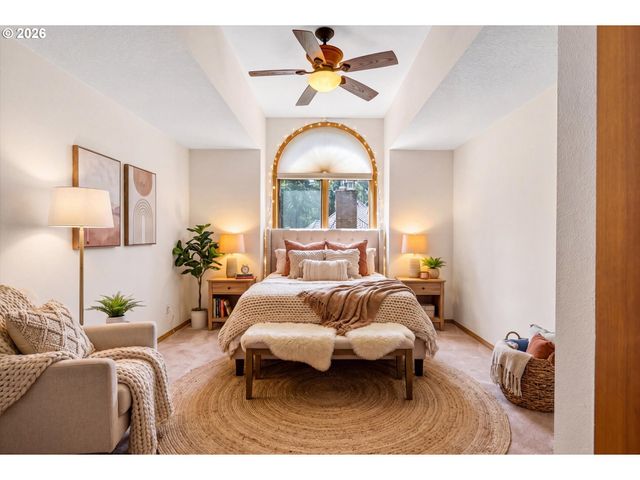 1700 VILLAGE PARK Ln, Lake Oswego, OR 97034