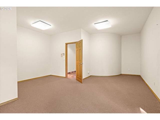 1700 VILLAGE PARK Ln, Lake Oswego, OR 97034