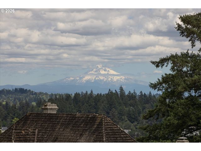 1700 VILLAGE PARK Ln, Lake Oswego, OR 97034