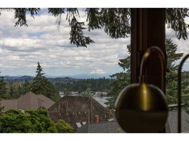 1700 VILLAGE PARK Ln, Lake Oswego, OR 97034
