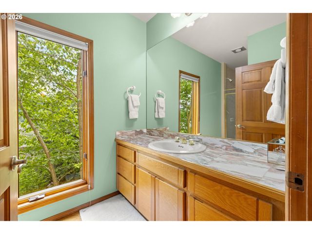 1700 VILLAGE PARK Ln, Lake Oswego, OR 97034