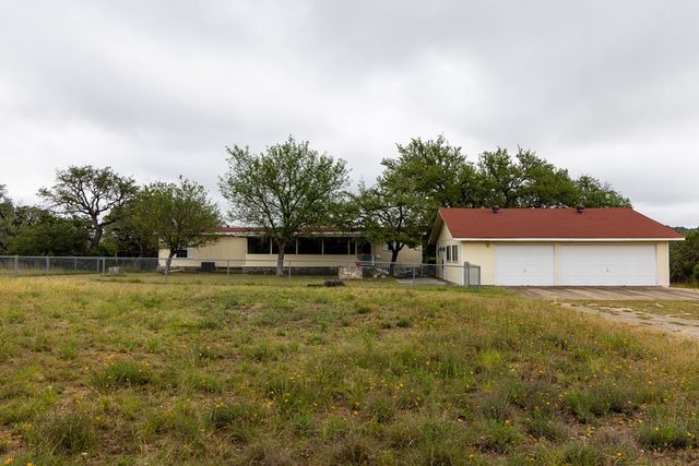 1305 S Ranchero Rd, Kerrville, TX 78028