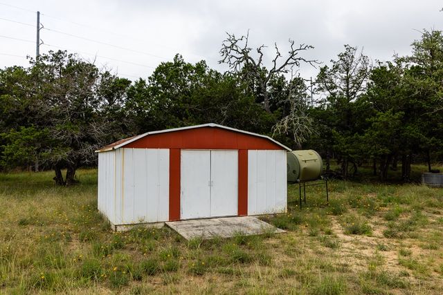 1305 S Ranchero Rd, Kerrville, TX 78028