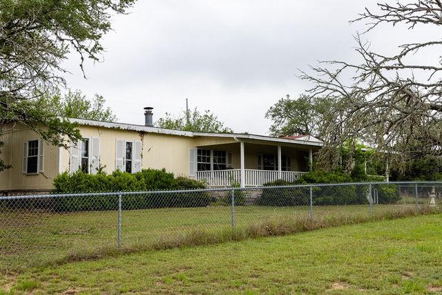 1305 S Ranchero Rd, Kerrville, TX 78028