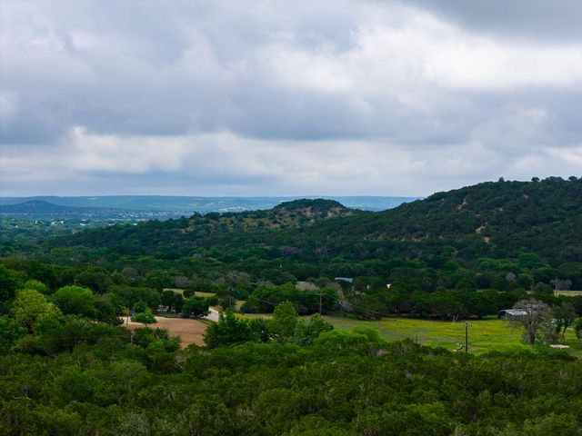 1305 S Ranchero Rd, Kerrville, TX 78028