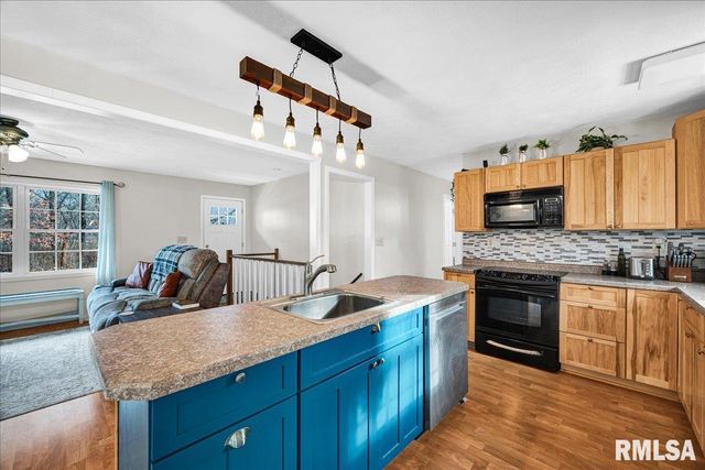 104 HAWTHORNE Court, Dahinda, IL 61428