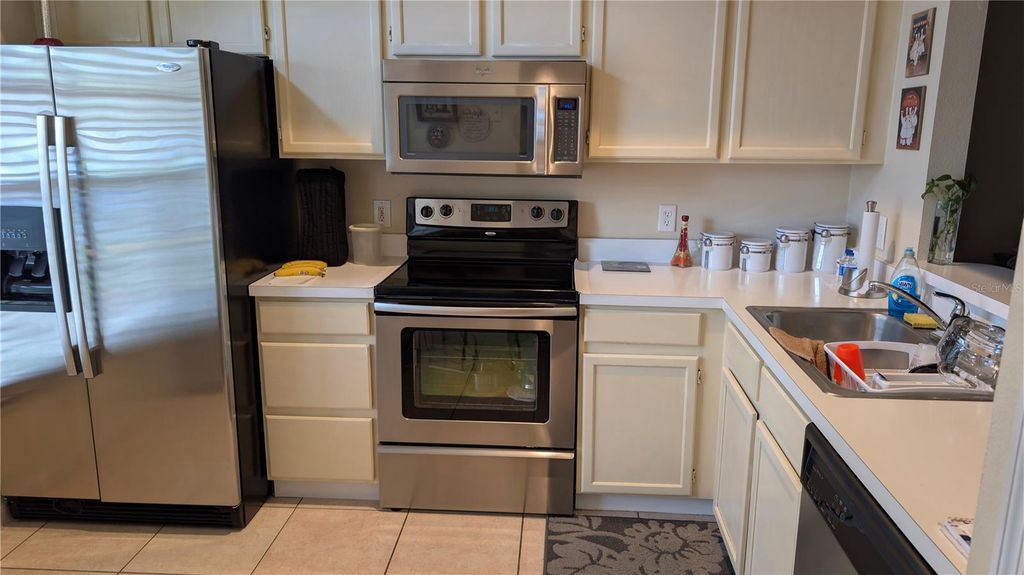 Image 3 of property listing at 14512 LAGUNA BEACH CIRCLE, Orlando, FL 32824