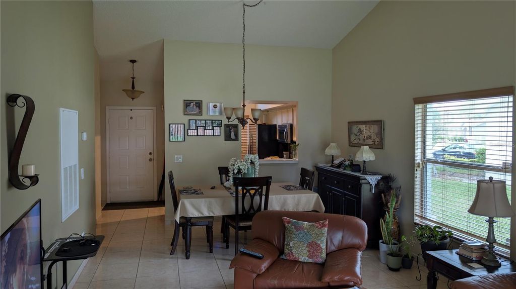 Image 5 of property listing at 14512 LAGUNA BEACH CIRCLE, Orlando, FL 32824