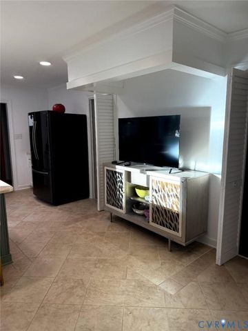 7101 N Hairpin Dr, Quinton, VA 23141