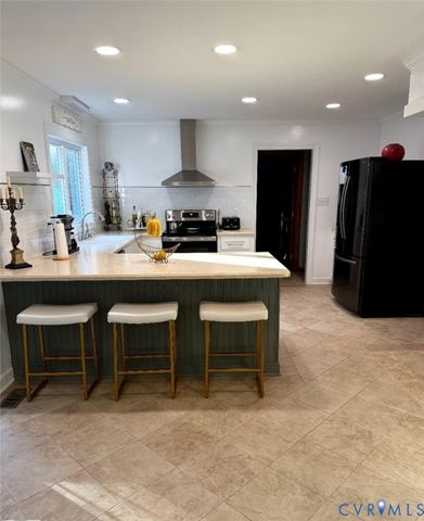 7101 N Hairpin Dr, Quinton, VA 23141