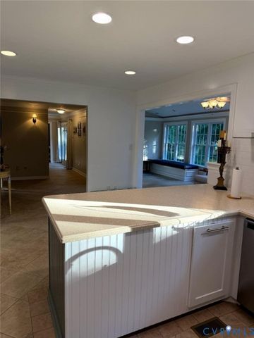 7101 N Hairpin Dr, Quinton, VA 23141