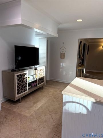 7101 N Hairpin Dr, Quinton, VA 23141