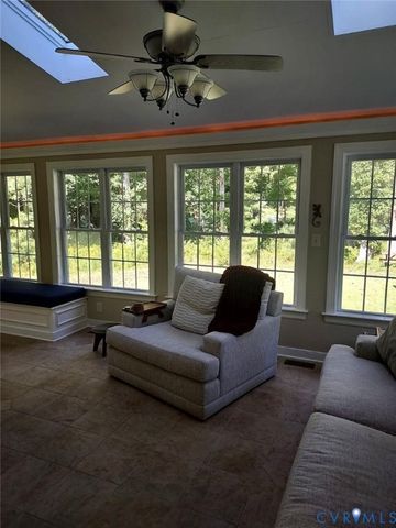 7101 N Hairpin Dr, Quinton, VA 23141