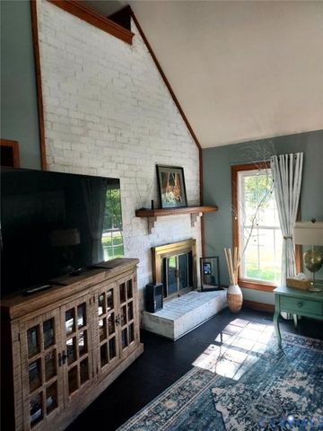 7101 N Hairpin Dr, Quinton, VA 23141