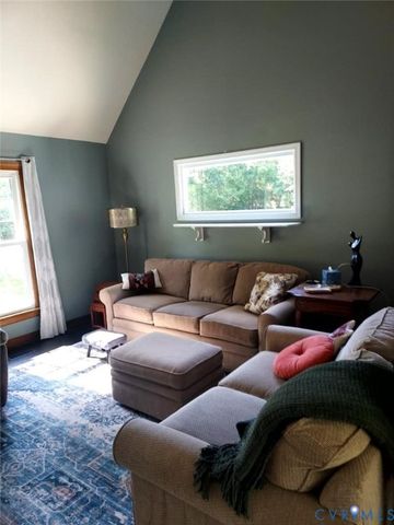 7101 N Hairpin Dr, Quinton, VA 23141