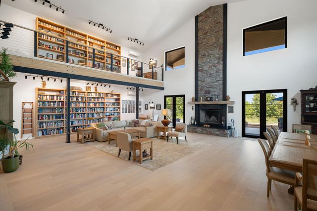 10 Roll Top Circle, Cape Fair, MO 65624