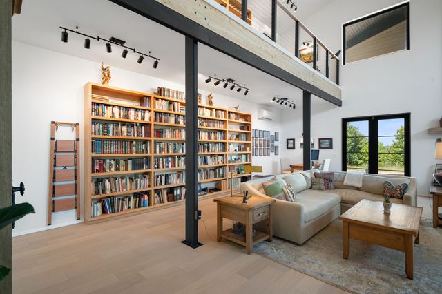 10 Roll Top Circle, Cape Fair, MO 65624