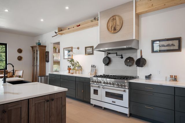 10 Roll Top Circle, Cape Fair, MO 65624