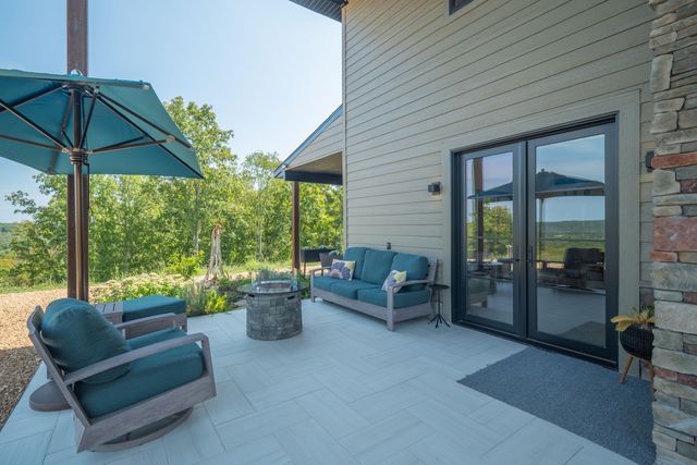 10 Roll Top Circle, Cape Fair, MO 65624