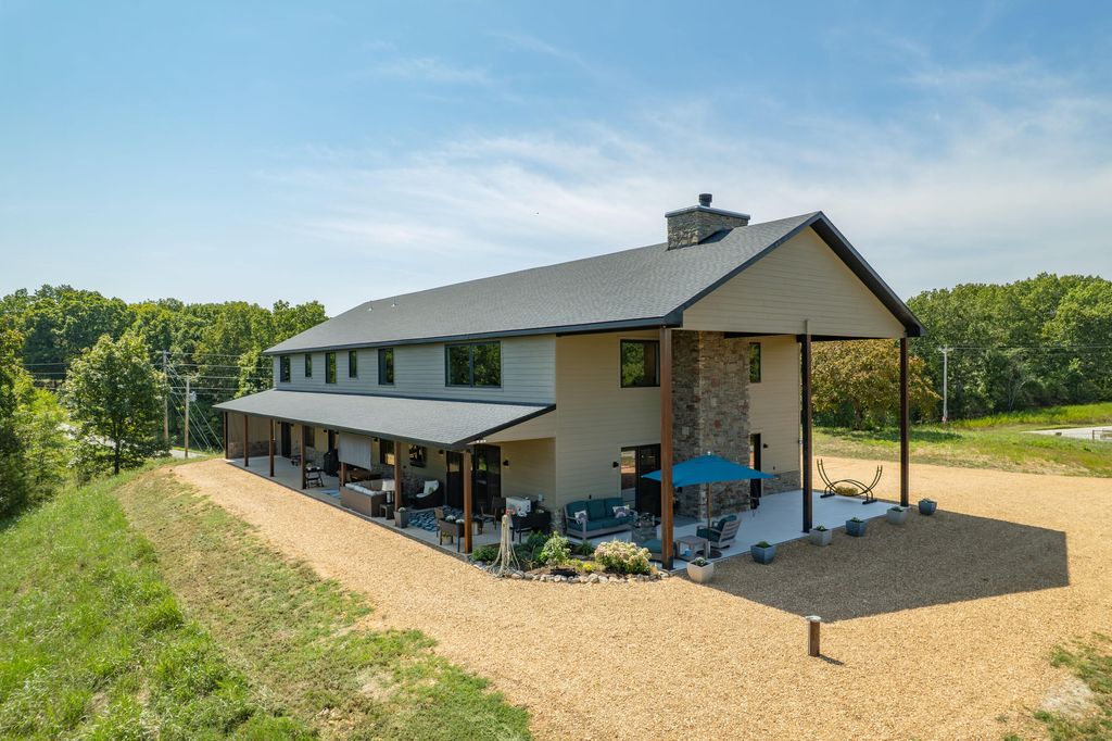 10 Roll Top Circle, Cape Fair, MO 65624