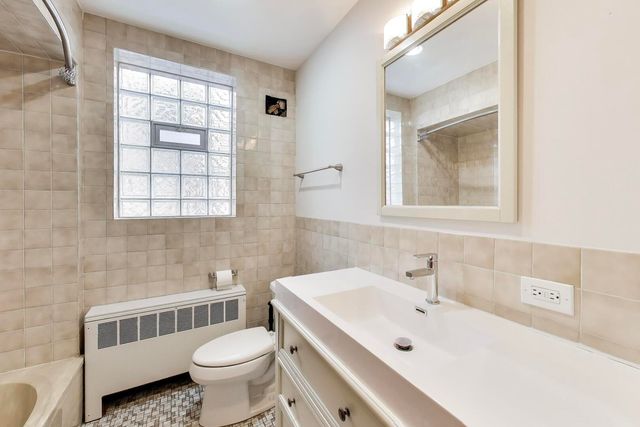 6503 N Maplewood Avenue, Chicago, IL 60645