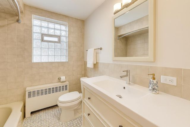 6503 N Maplewood Avenue, Chicago, IL 60645