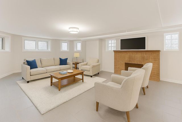 6503 N Maplewood Avenue, Chicago, IL 60645